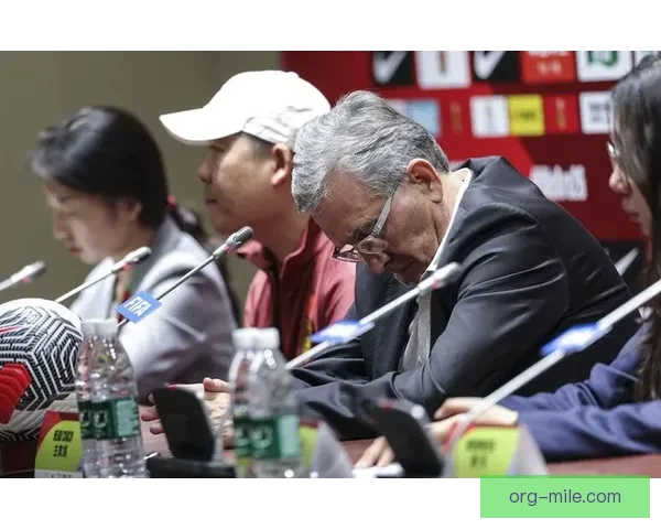 中国男足主帅伊万科维奇面临巨大压力 成绩未达预期引发舆论关注 中国男足主帅伊万科维奇面临巨大压力 成绩未达预期引发舆论关注